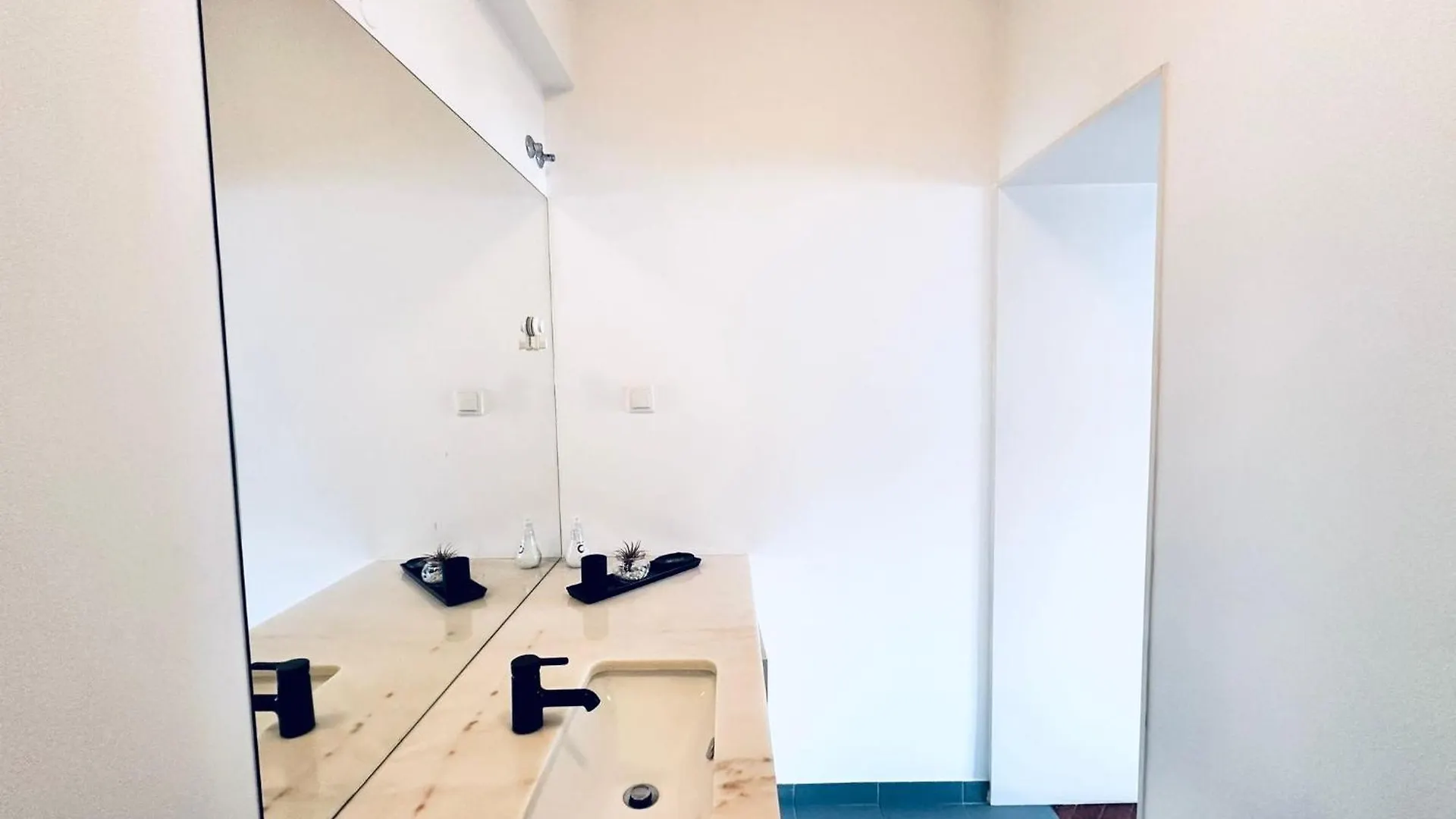 The Redondo House - No 4E2 - Comfortable One-Bedroom Apartment Lisboa